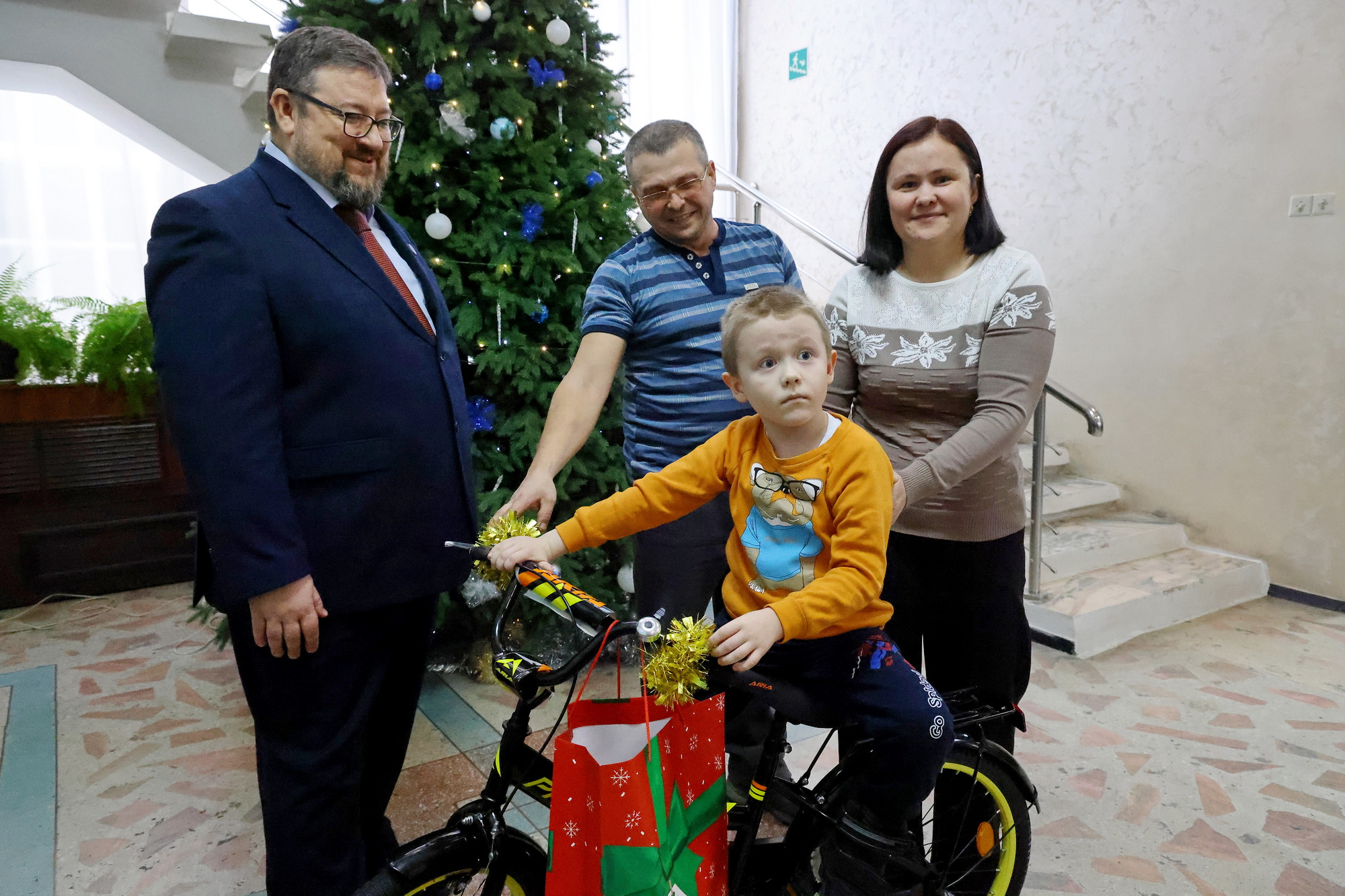 Подарки от полпреда Серышева передали ещё двоим детям из Сибири