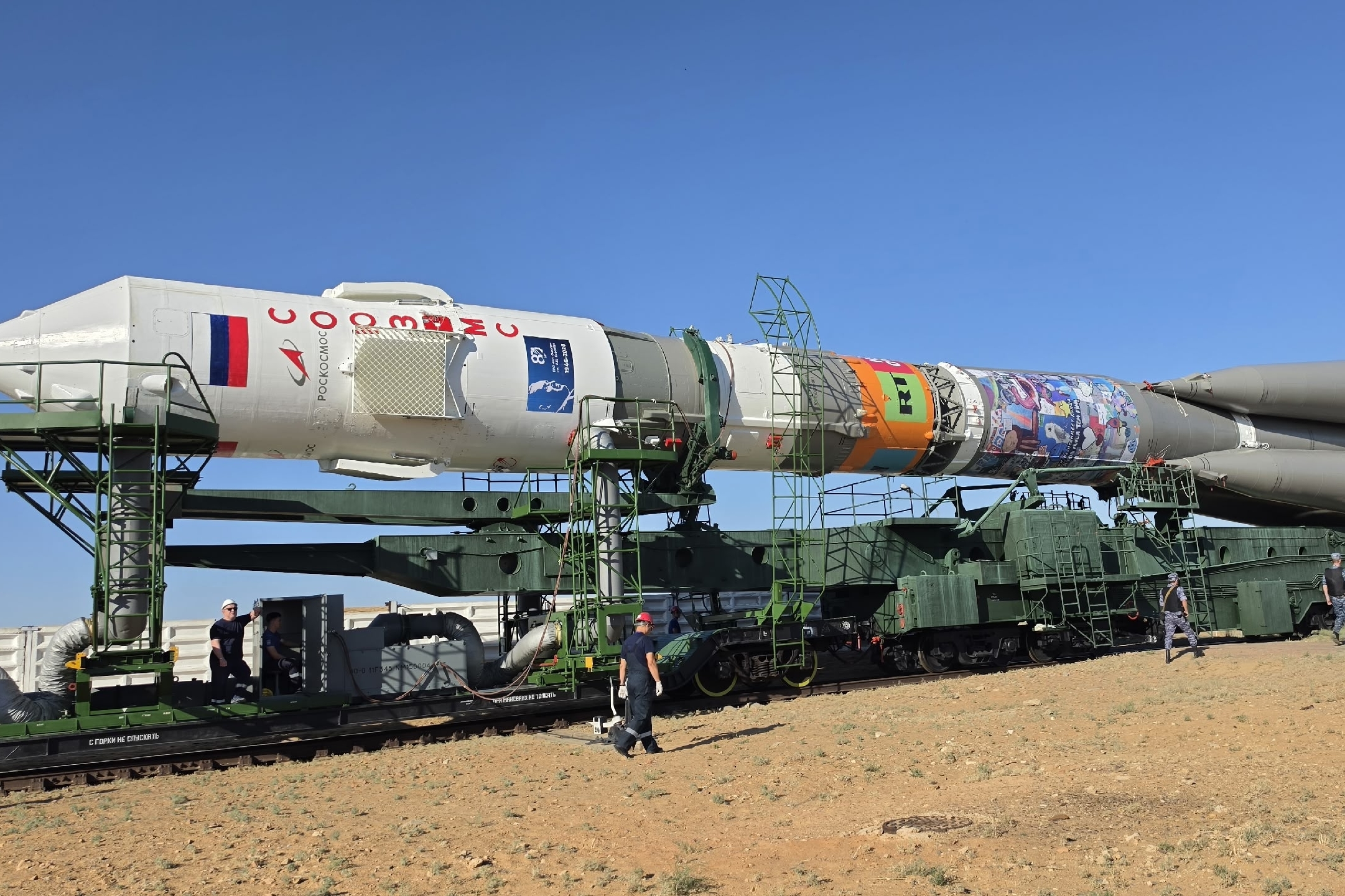 Ракету с космическим кораблём для Анны Кикиной доставили на старт