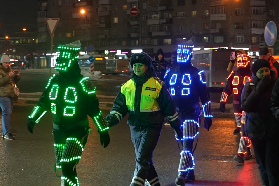«Засветись!»: танцоры устроили на площади Калинина неоновое шоу с ГАИ
