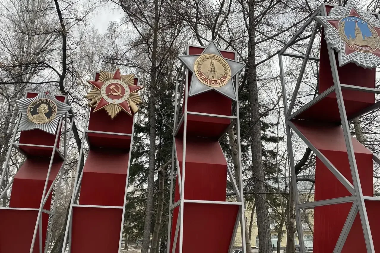 Огромные ордена обновили на стелах «Звезда» в сквере Новосибирска