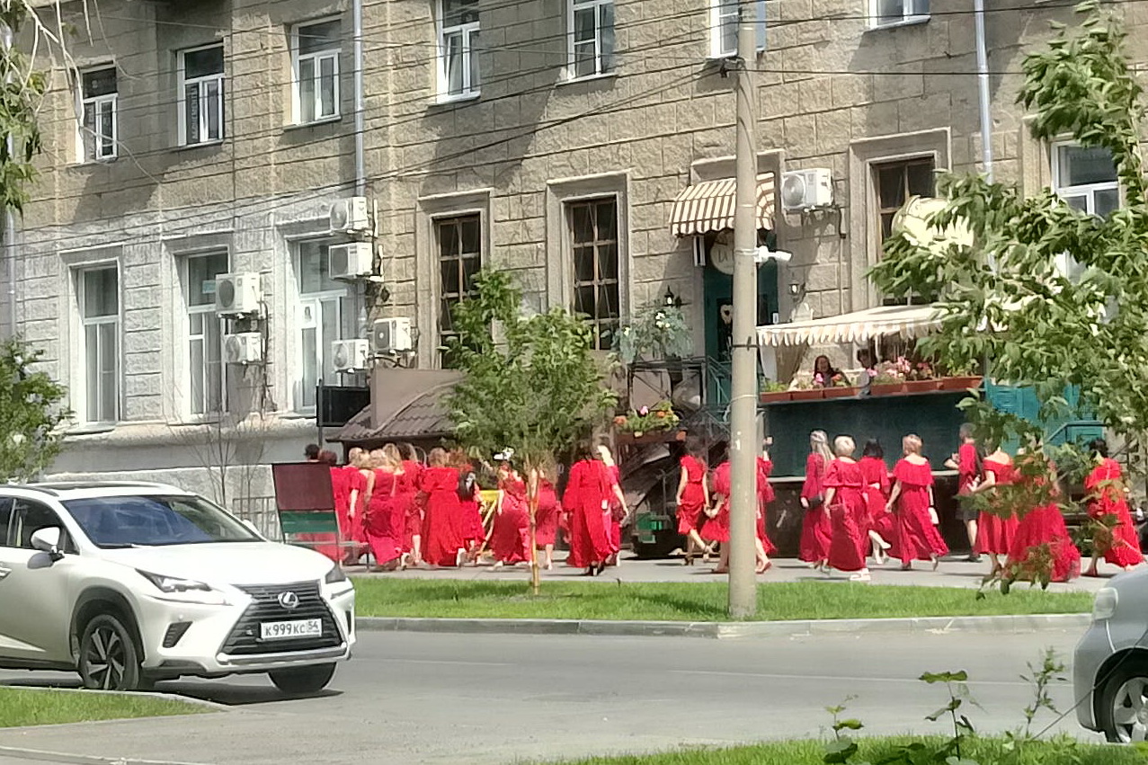 200 женщин в красных платьях выстроятся в «Сердце мира» перед НОВАТом