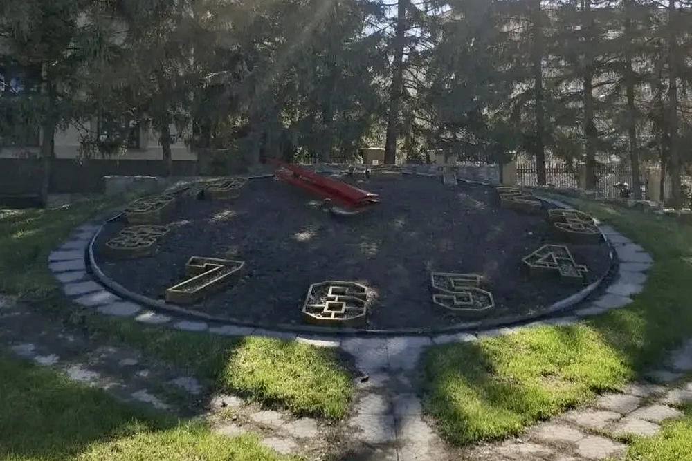 Запустили стрелки на цветочных часах у Дома Ленина в Новосибирске