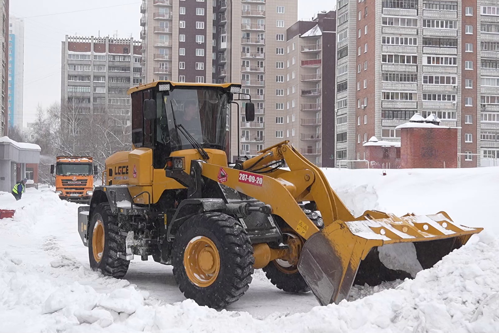 Брошенные автомобили не дают вывезти снег из дворов на Кошурникова