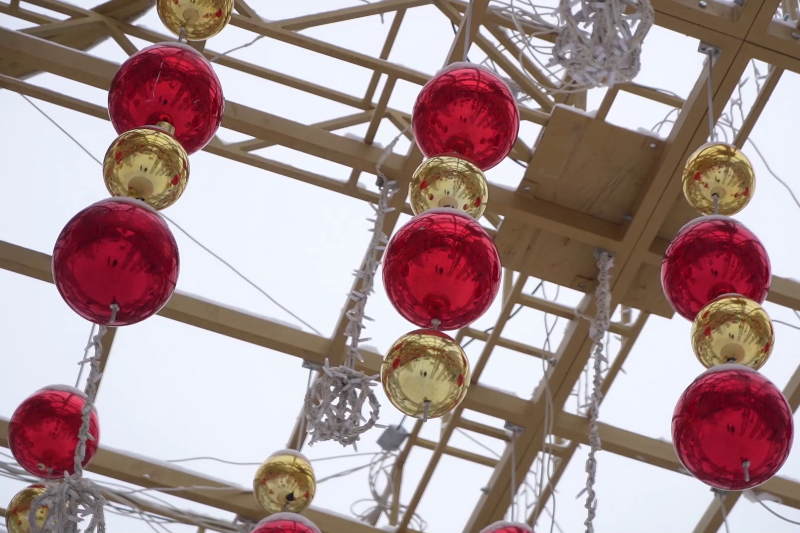 Огни погасли: новогодние декорации разбирают в центре Новосибирска