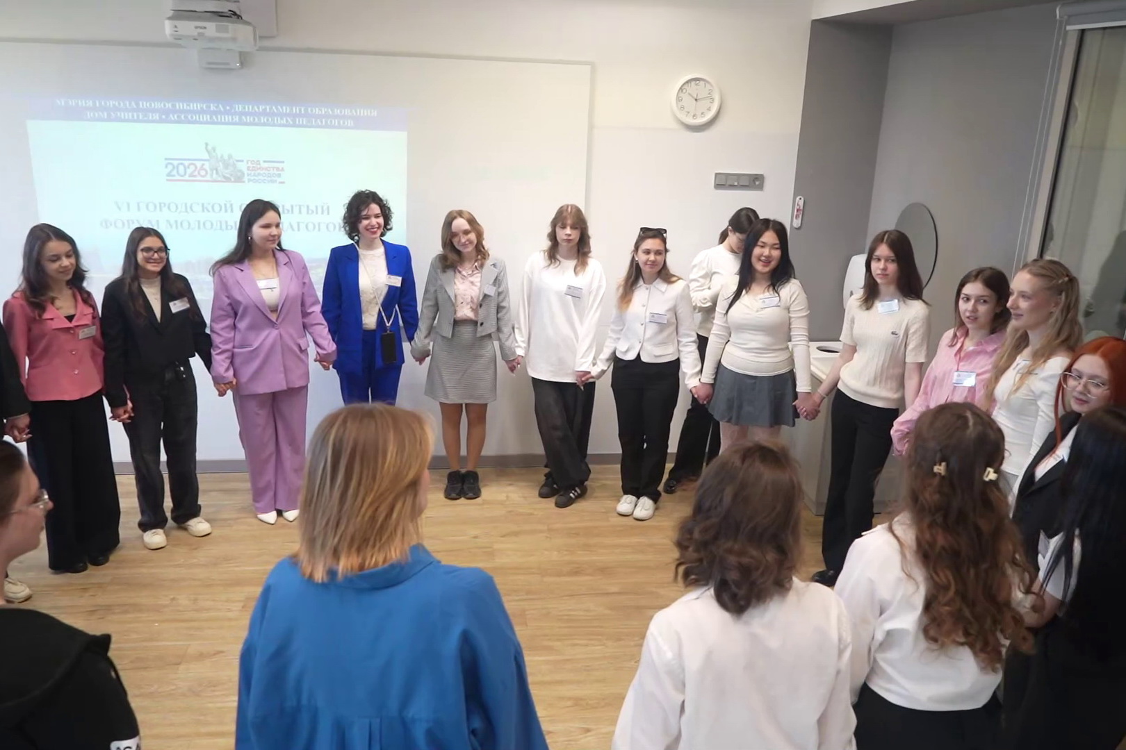 250 молодых педагогов собрались на форуме в «умной» школе Новосибирска