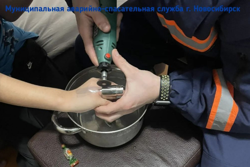 Спасатели сняли дверную ручку с пальца подростка в Новосибирске