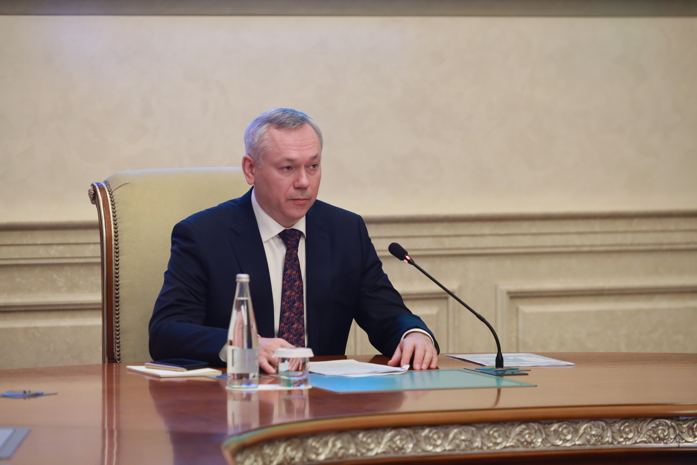 Губернатор Травников призвал подчинённых экономить бензин