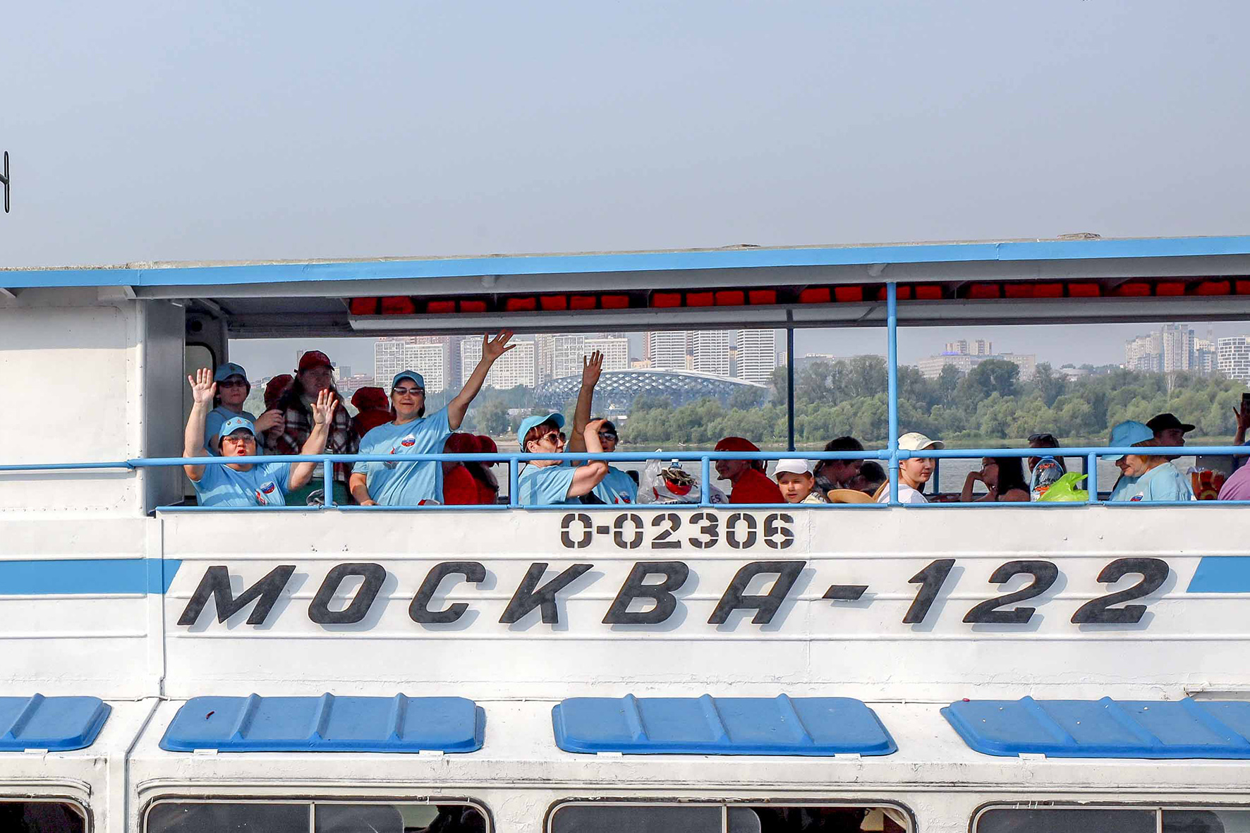 Экотеплоход с волонтёрами отправился для уборки на остров Кораблик