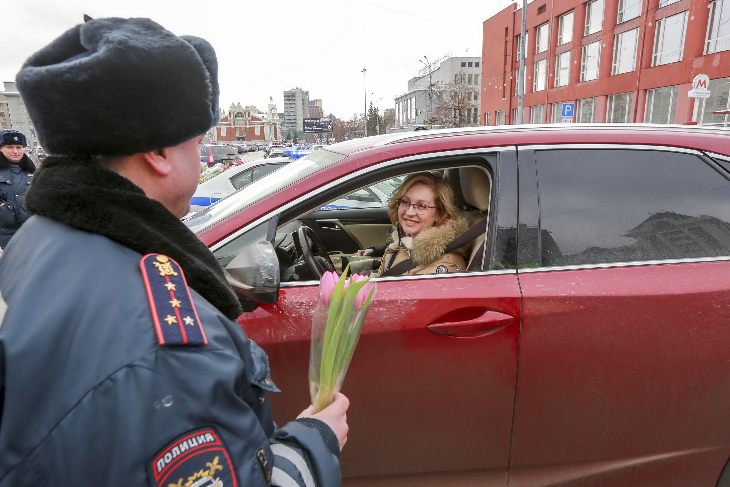 Цветы вместо штрафа: инспекторы ГАИ поздравили женщин-водителей