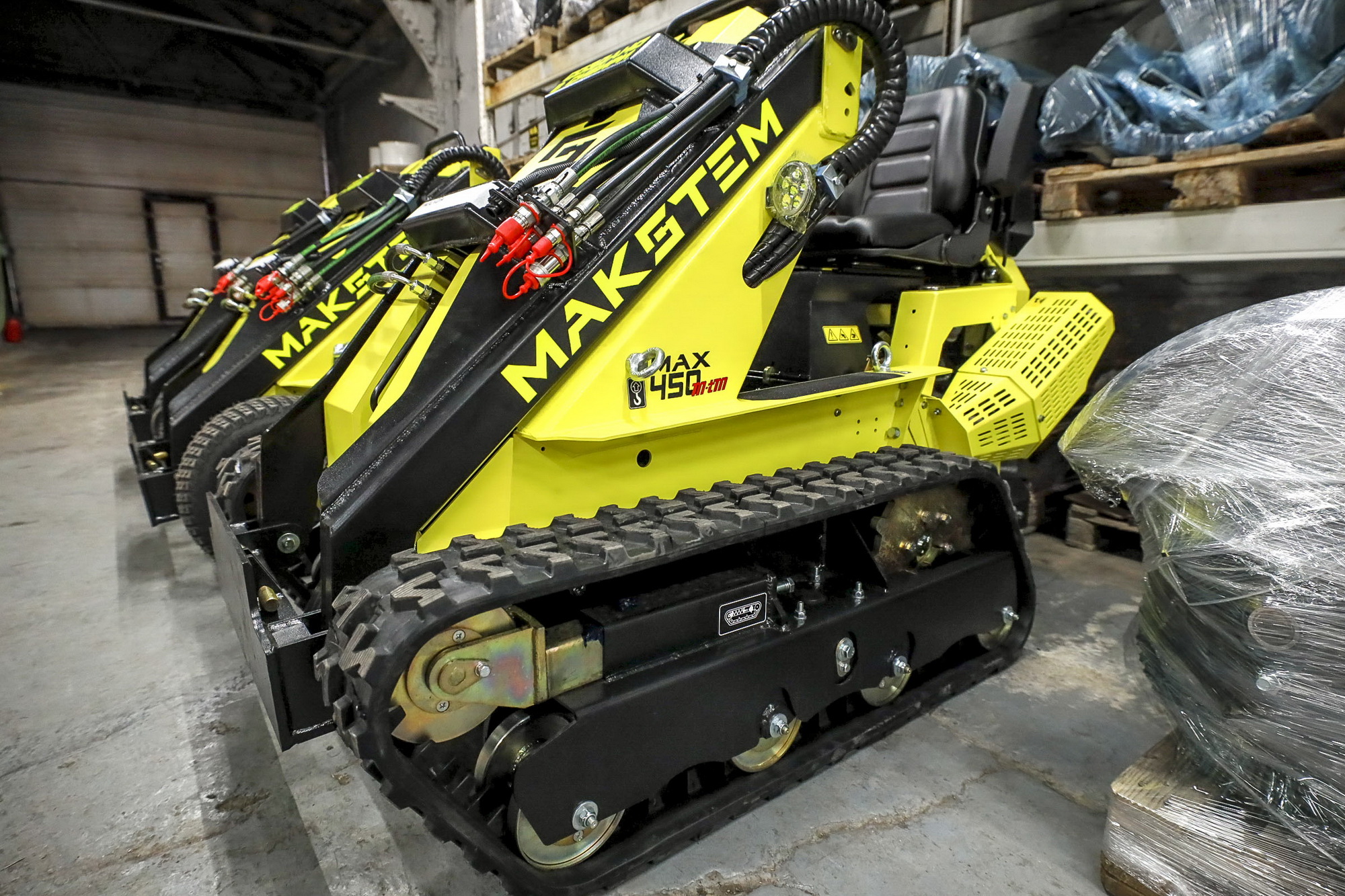 Чистит тротуары и косит траву: всесезонный царь-ледоруб делают в Новосибирске