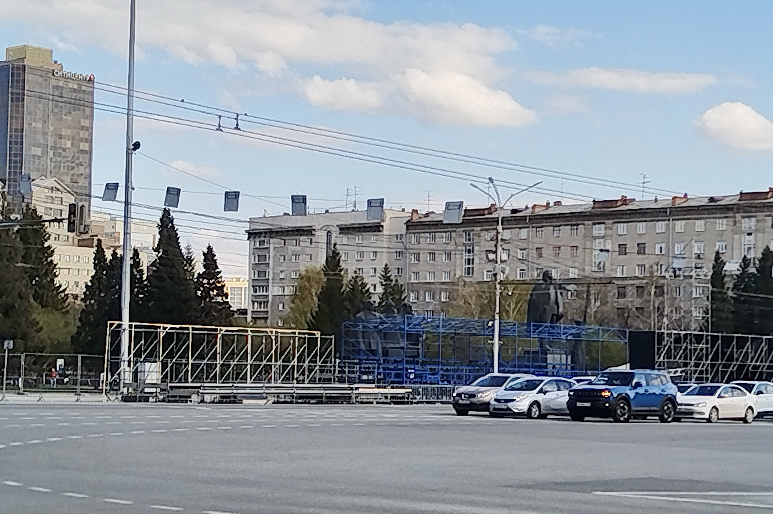 Трибуны к 9 Мая установили на площади Ленина в Новосибирске