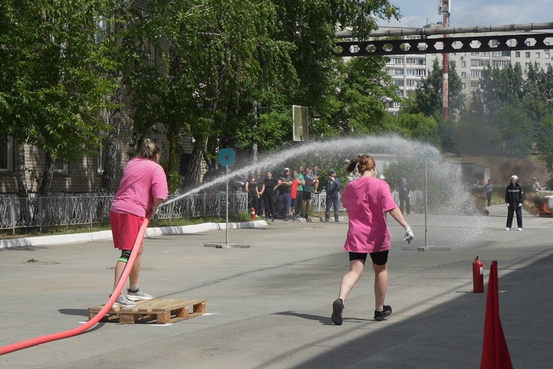 Пожарные соревнования со стрельбой водой устроили в метро Новосибирска