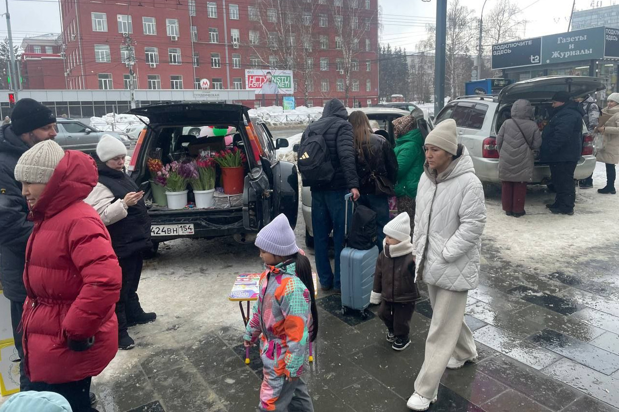 800 цветов забрали у нелегальных торговцев в Новосибирске