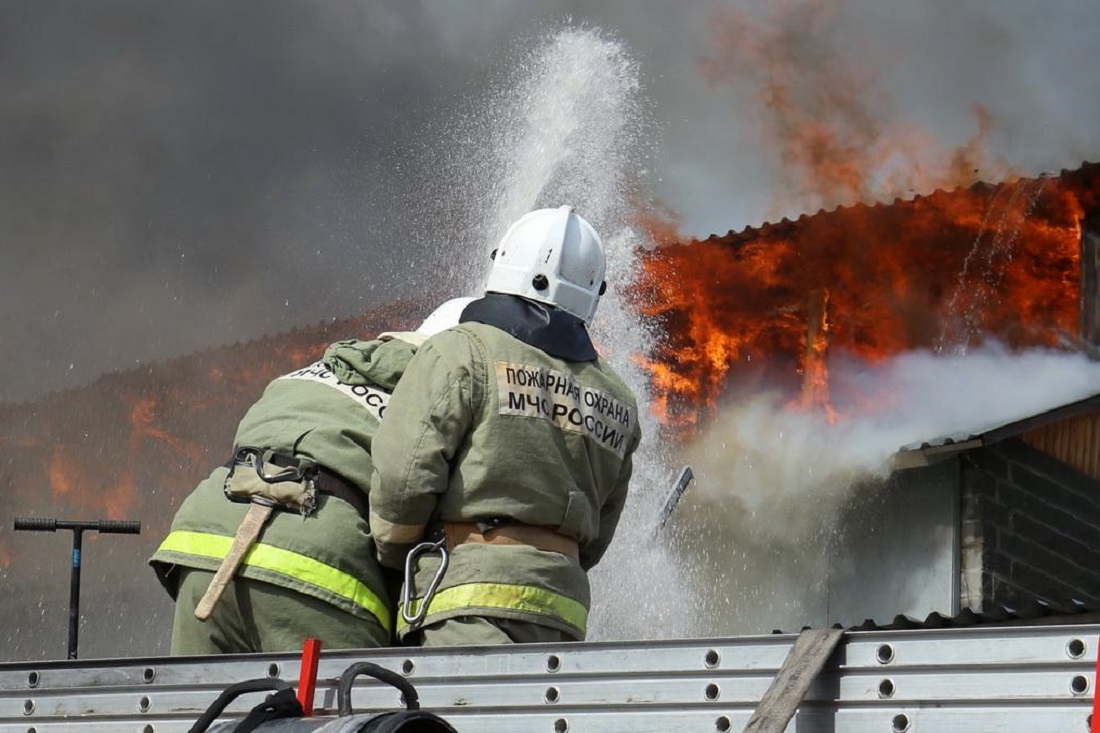 Новосибирец погиб во время ночного пожара в частном доме