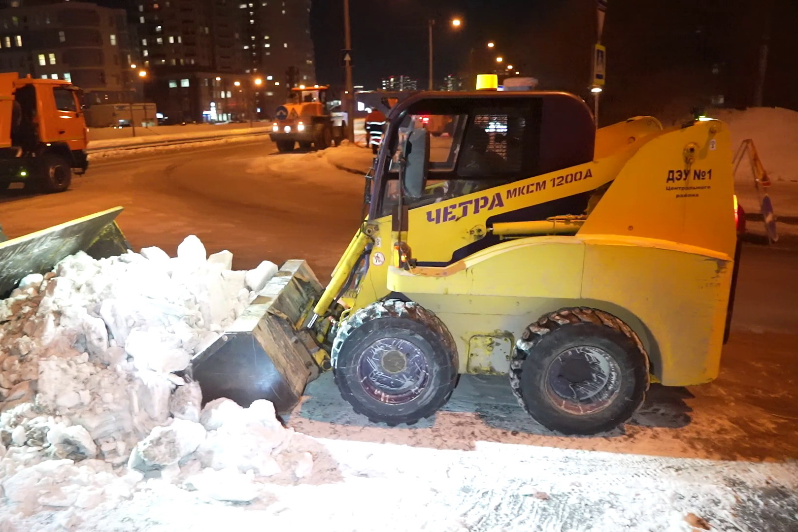 Погода продлила смены ДЭУ: видео ночной уборки в центре Новосибирска