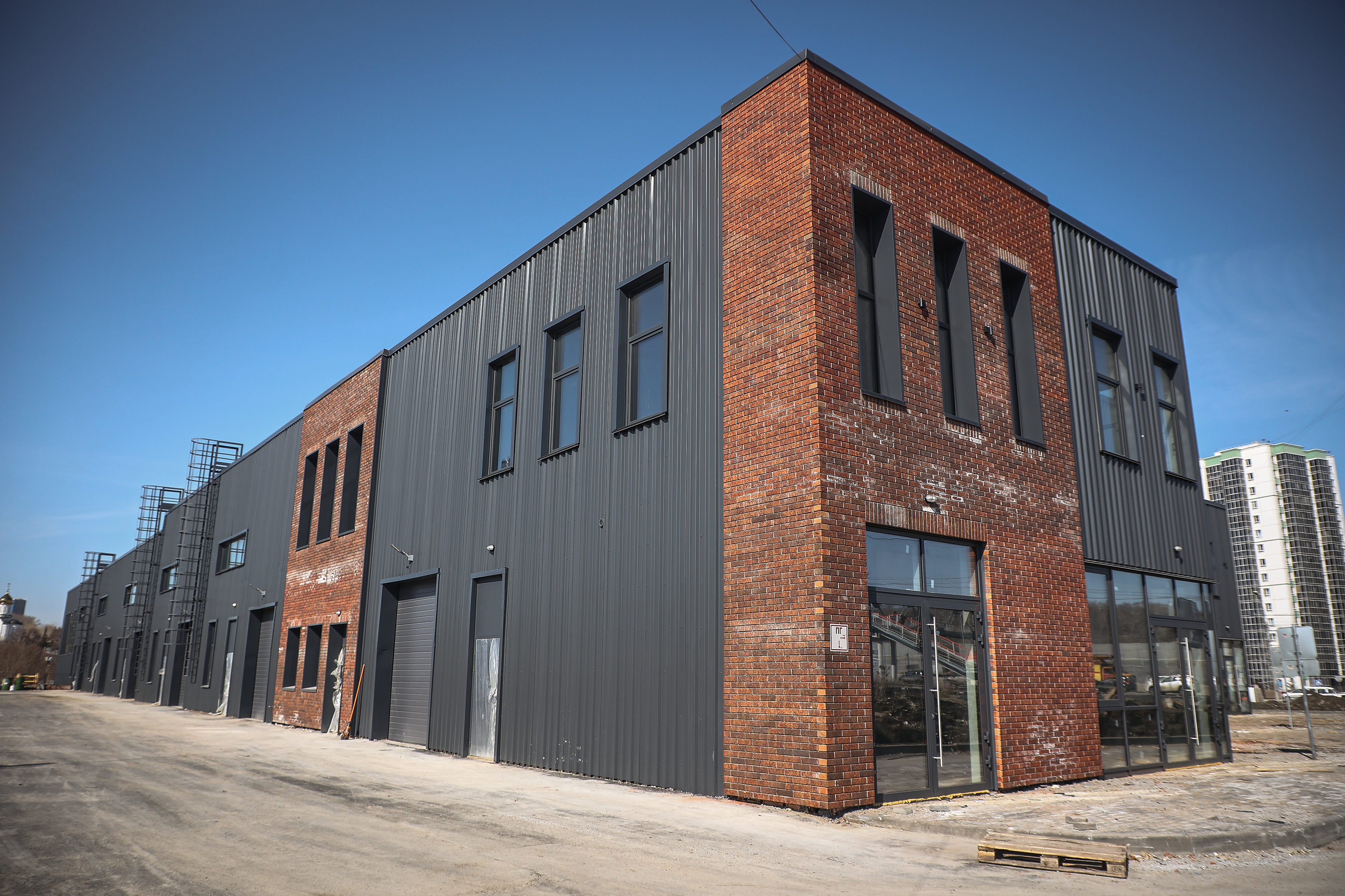 Автоцентр-долгострой ввели в эксплуатацию на улице Ватутина