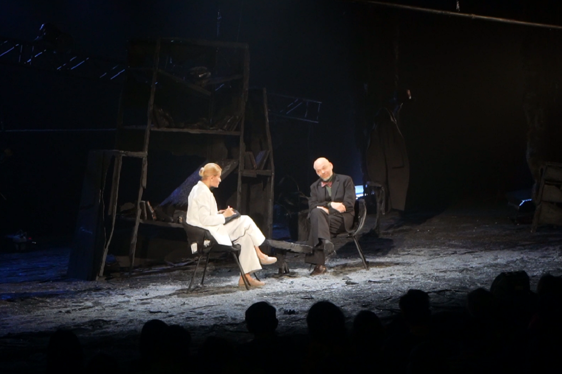 Встречу Бога с психотерапевтом показал новосибирцам театр «Шалом»