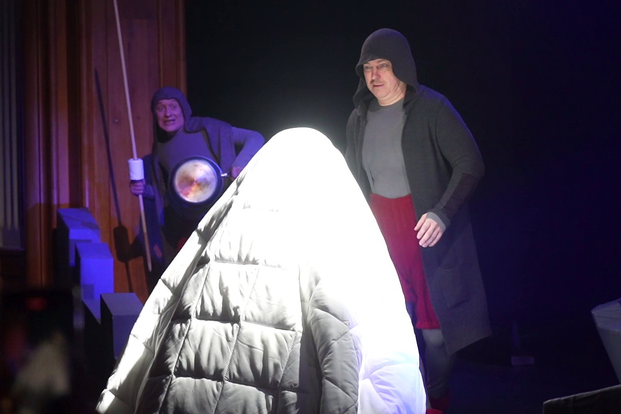 Необычного «Гамлета» с призраками под одеялом показали в театре кукол