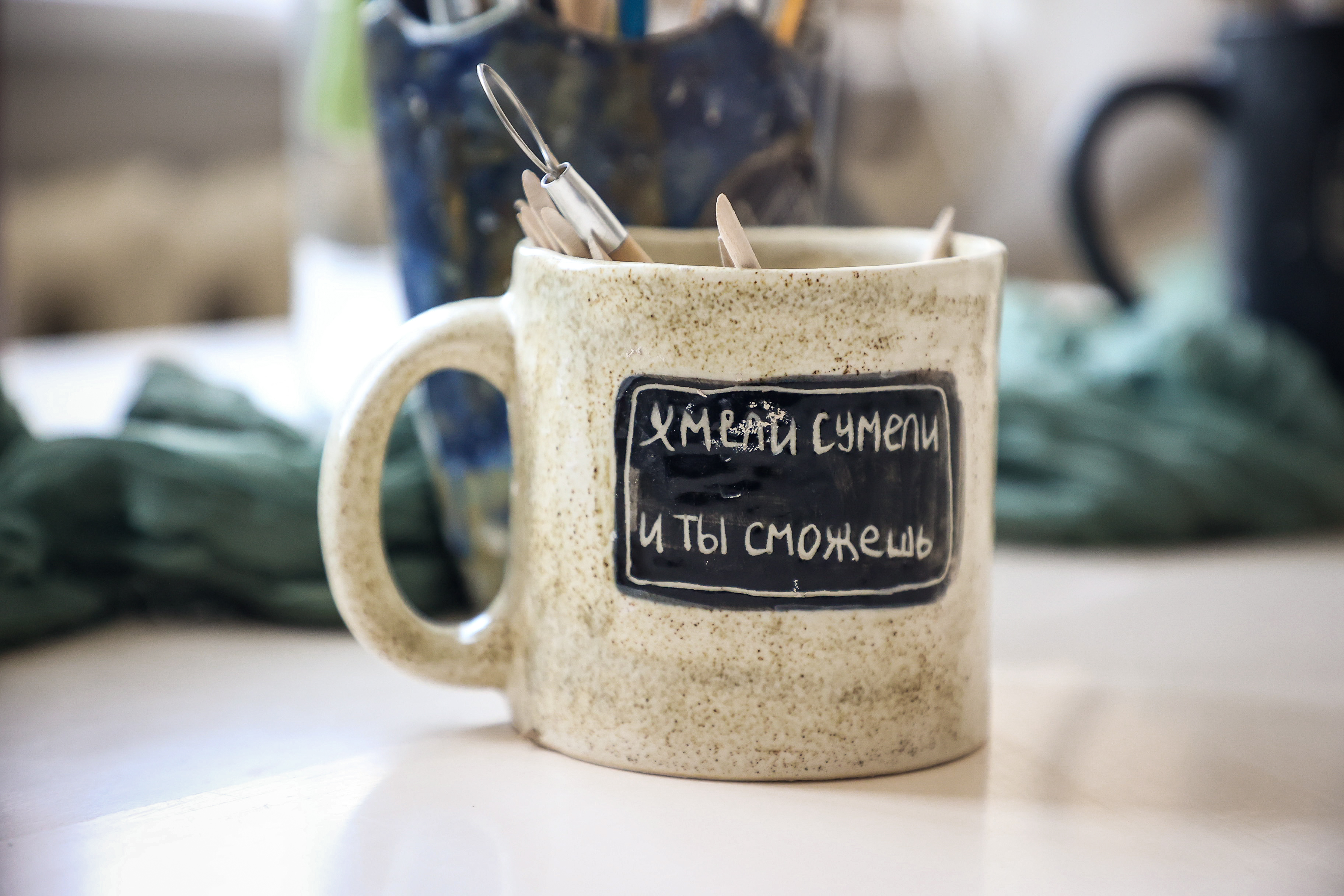 Хмели сумели, и ты сможешь: репортаж из мастерской кружек в Новосибирске