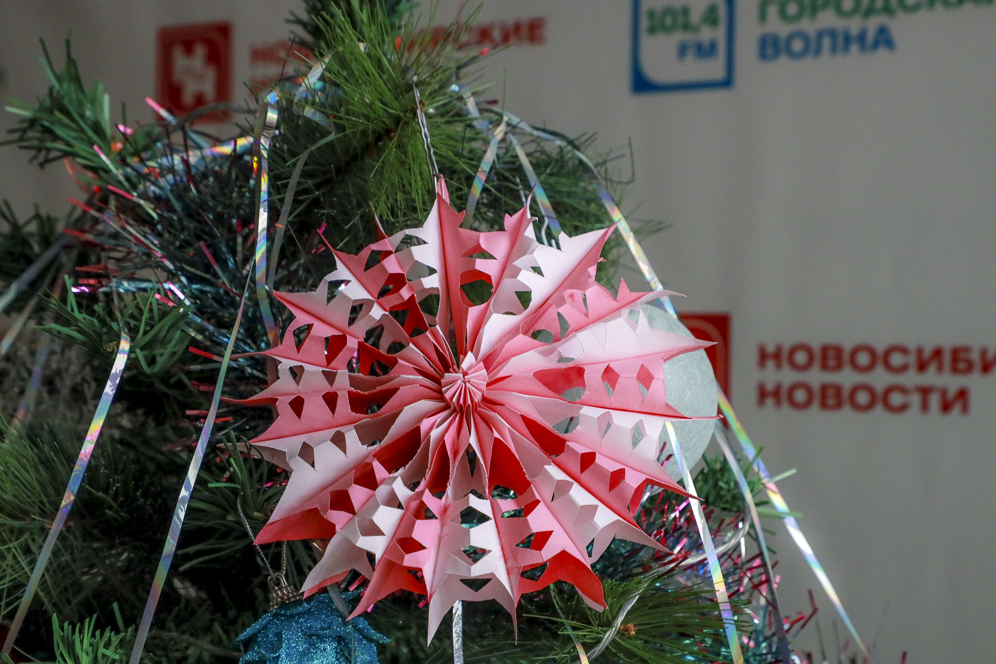 Как сделать объёмную снежинку: пошаговая фотоинструкция