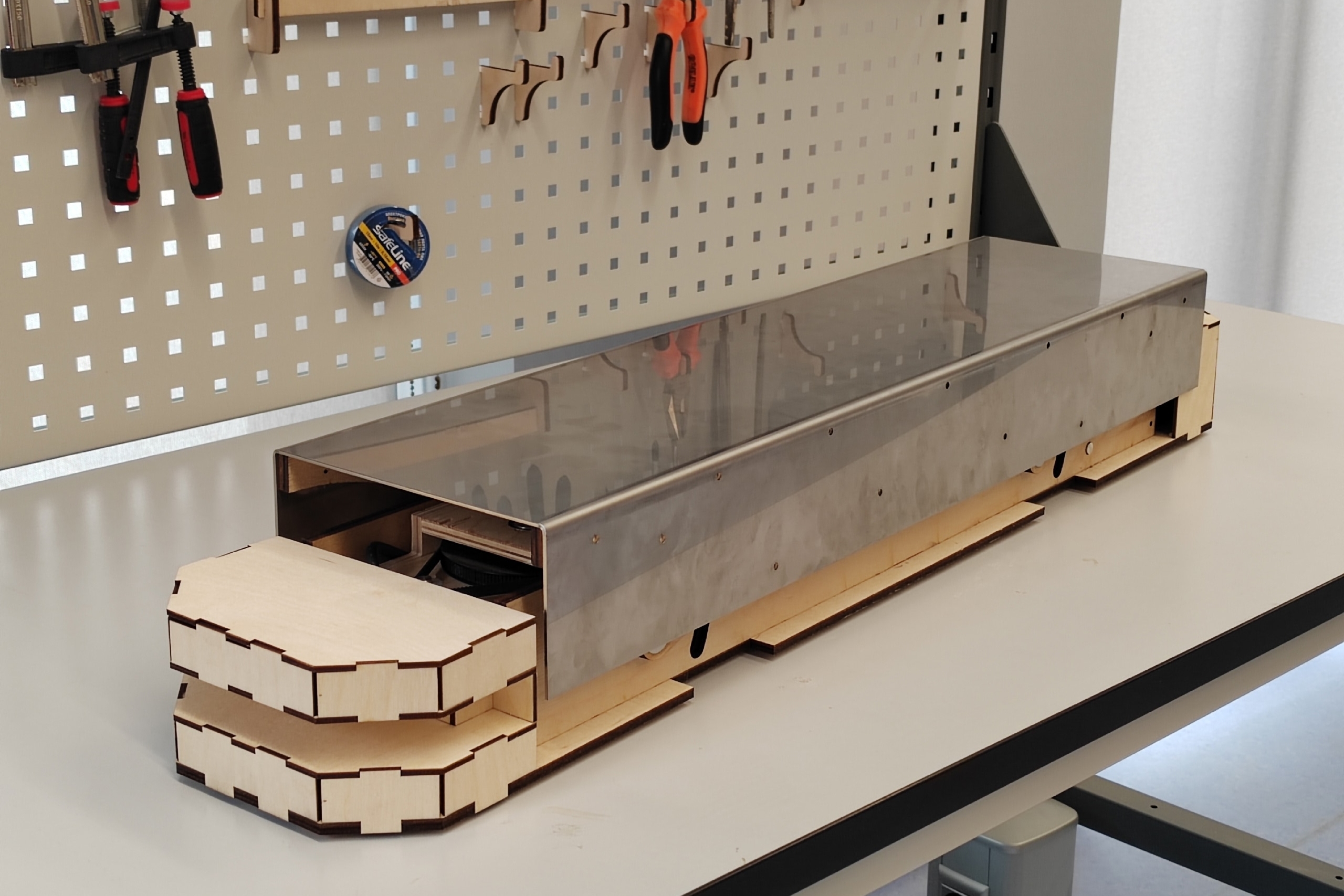 Робота для тесных складов придумали новосибирские изобретатели