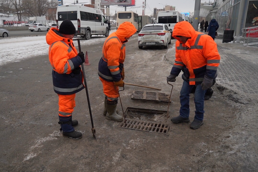 До прихода тепла дождеприёмники на Большевистской чистят вручную