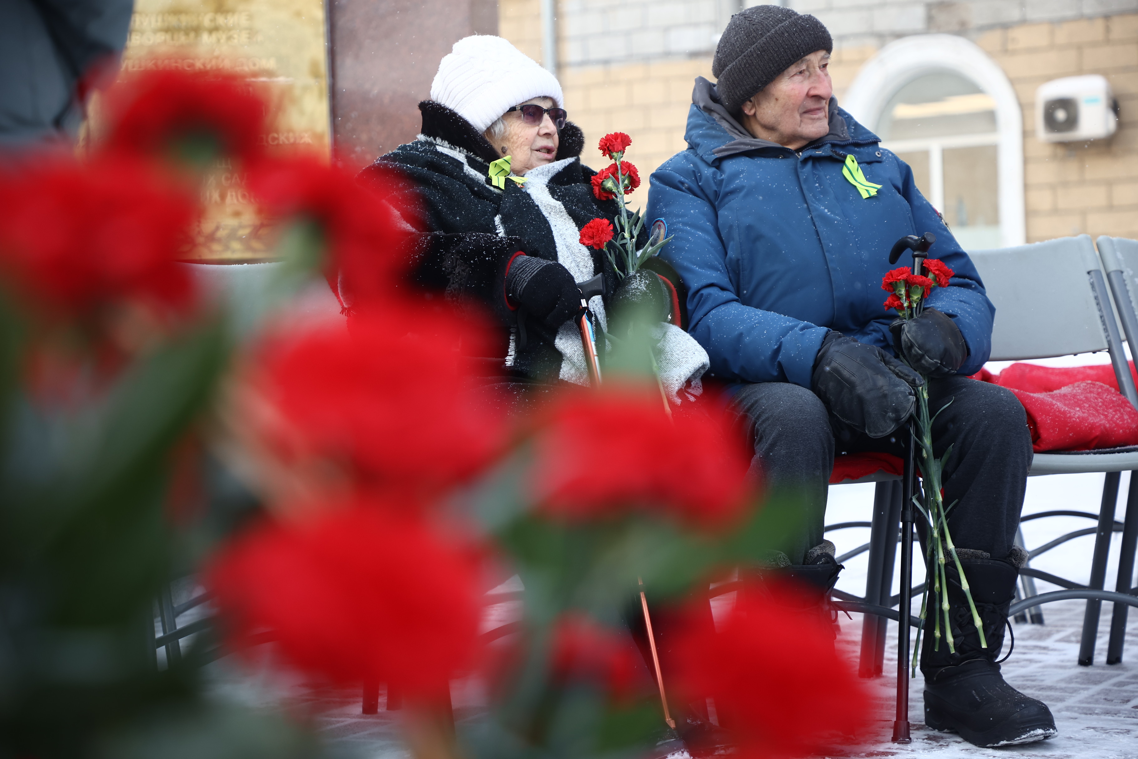 К стеле на Восходе принесли цветы в память о снятии блокады Ленинграда