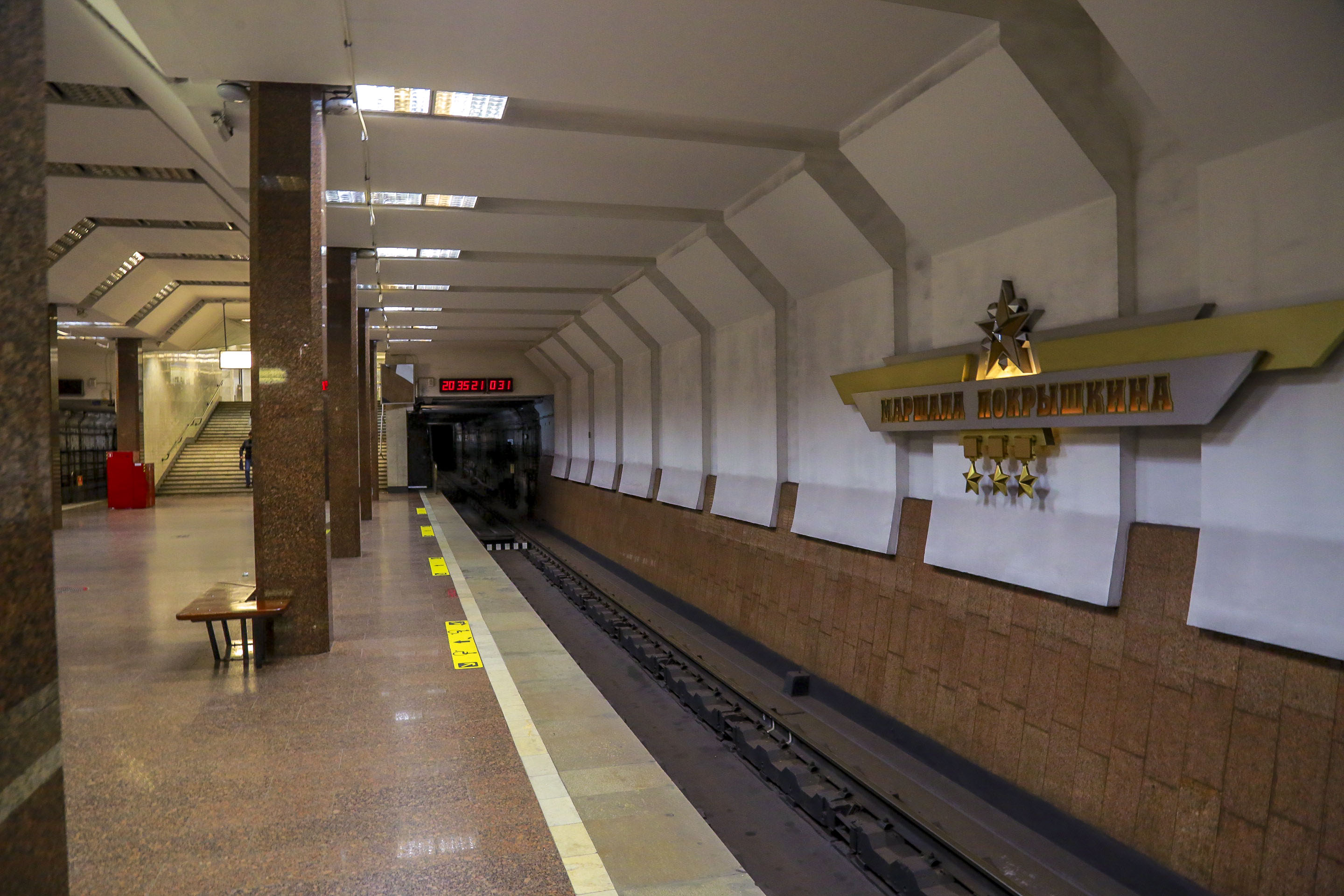 Что делать, если упал на рельсы в метро