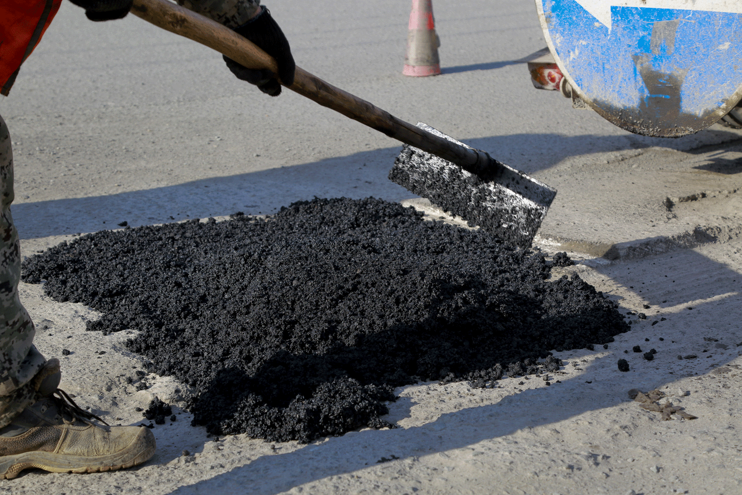 Автобусы пустили в объезд проблемного участка дороги на Оловозаводской