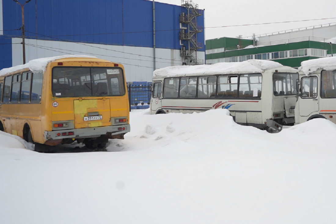 Брошенные автобусы-подснежники нашли на Северном проезде в Новосибирске