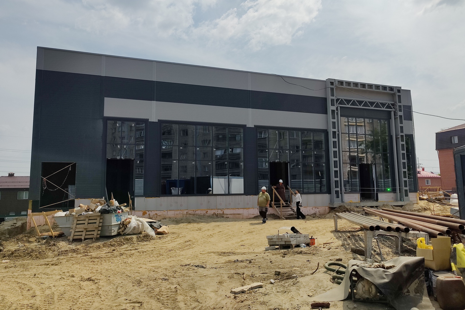 4-этажный спорткомплекс построили на берегу карьера в Дзержинском районе
