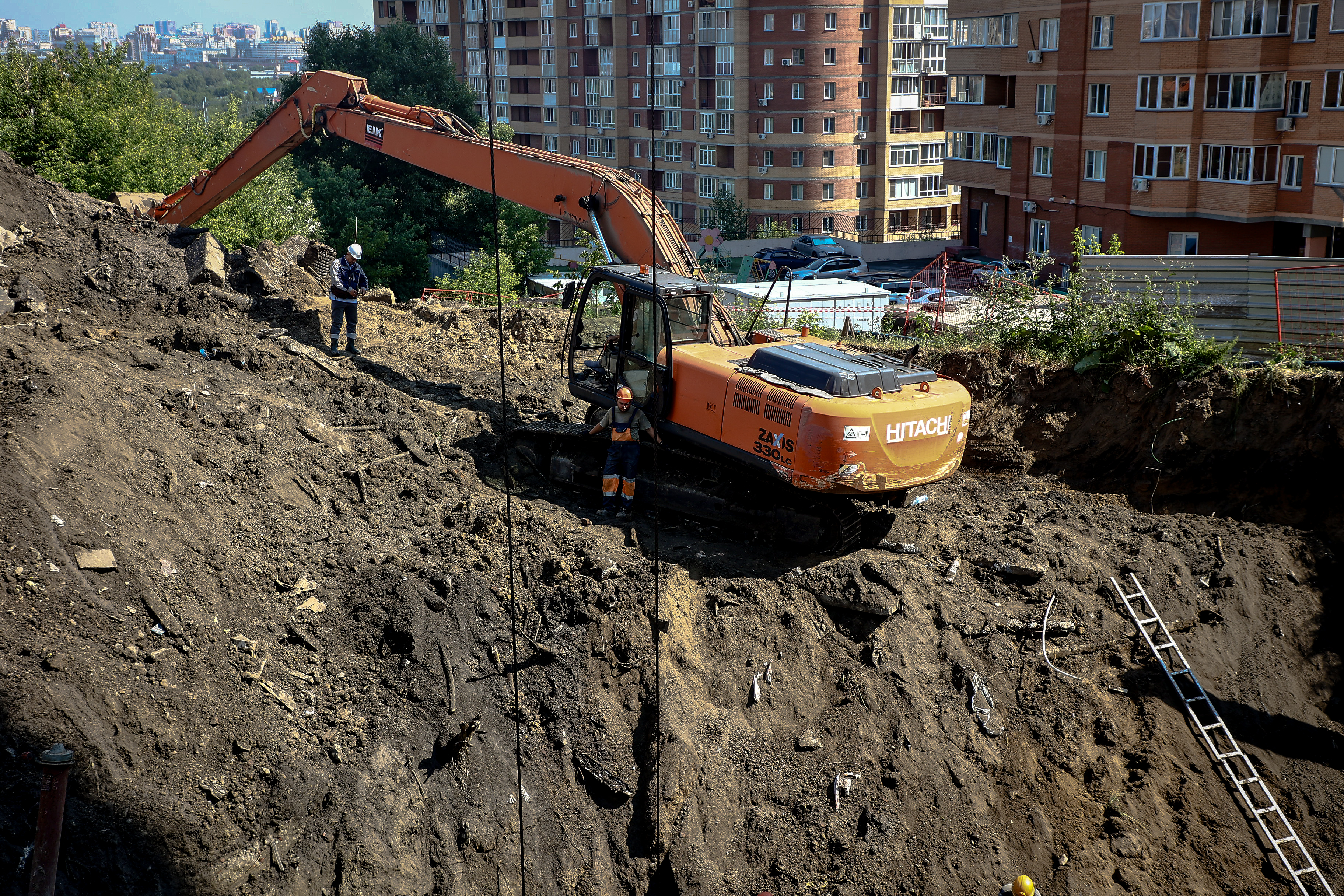 Состояние ямы в Горском после ливня оценил первый вице-мэр Новосибирска