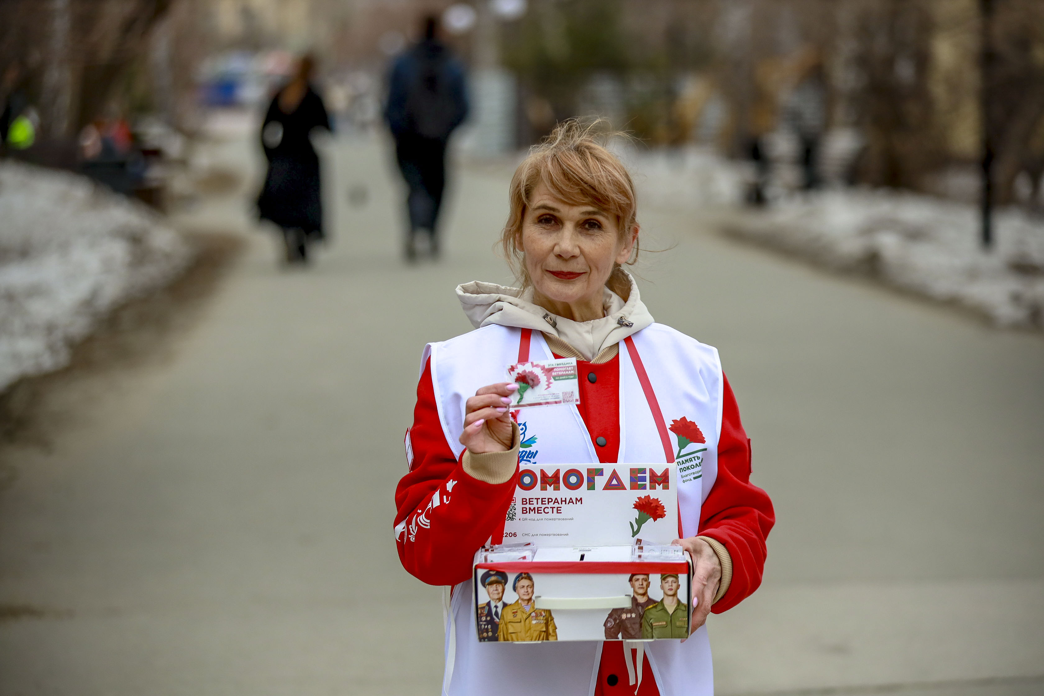 Цветок героев: серебряные волонтёры раздают значки-гвоздики