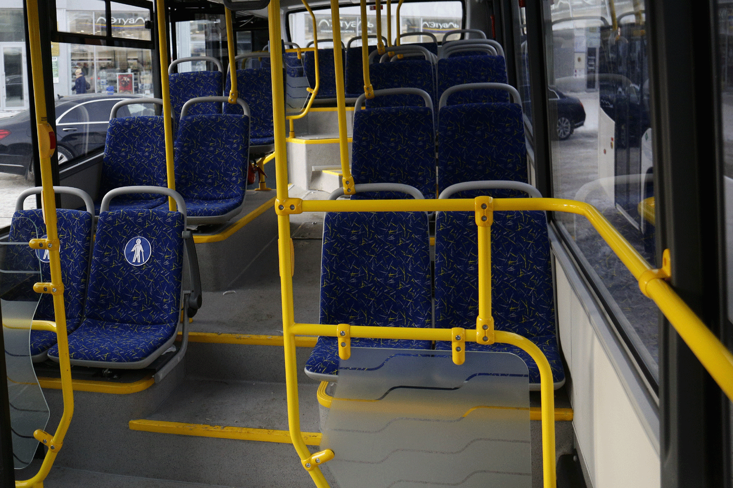 Два автобуса и маршрутка объезжают разрытие на Оловозаводской