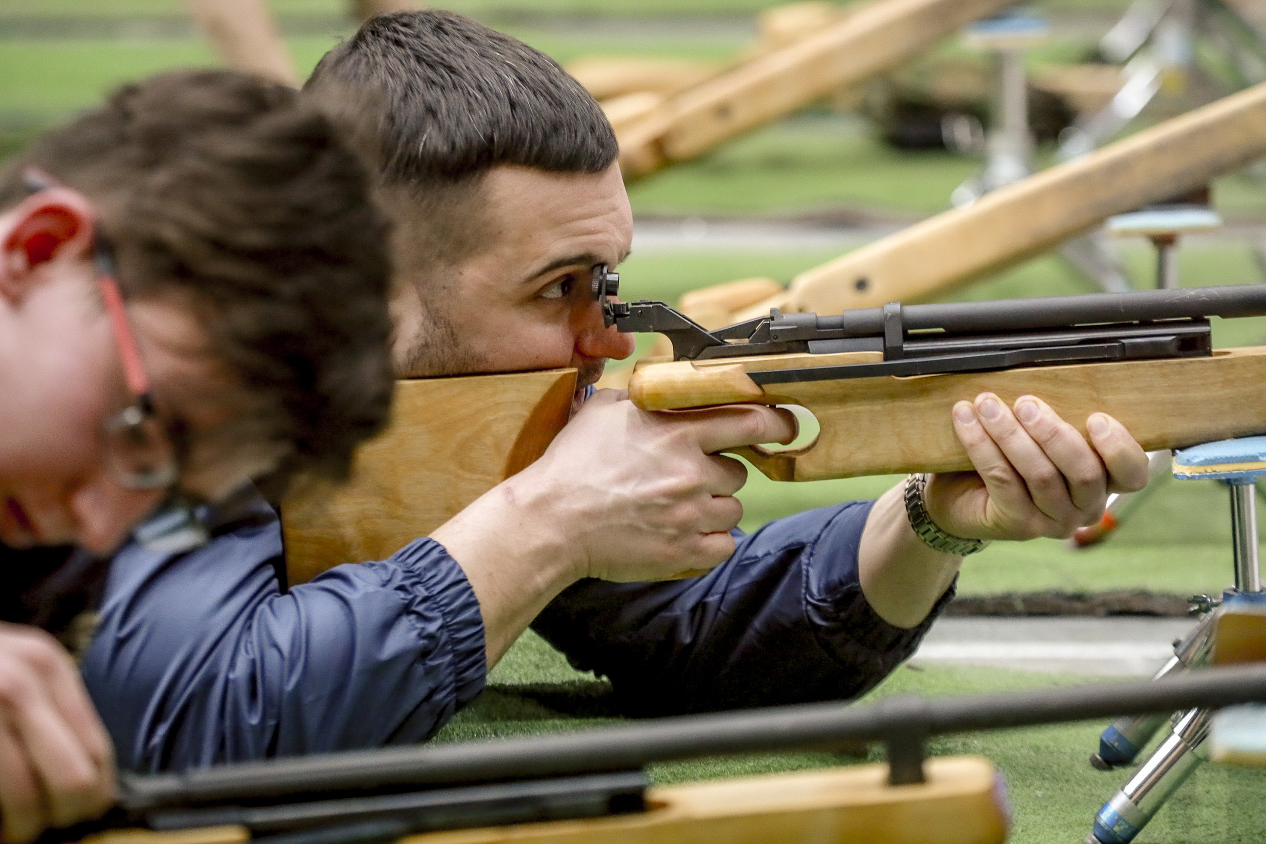Народные дружинники сразились в стрельбе из винтовок в Новосибирске