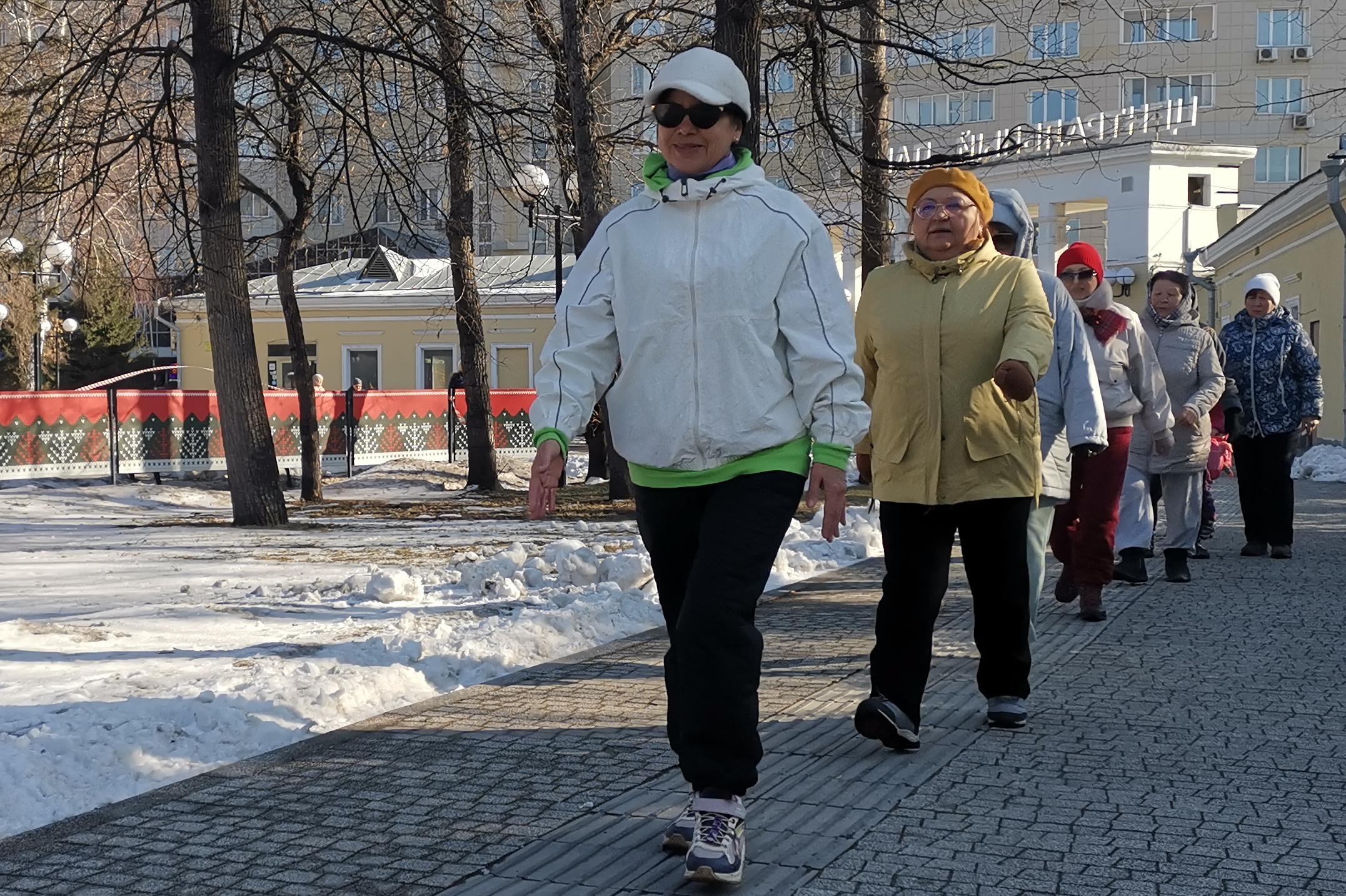 Новосибирцев позвали на бесплатные занятия северной ходьбой: расписание