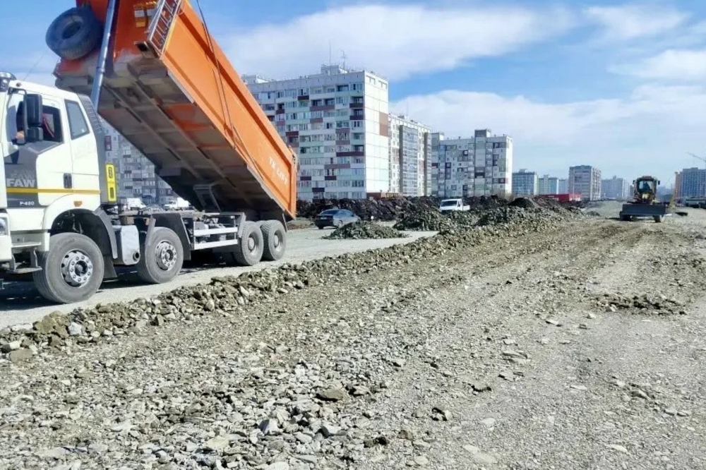 800-метровый участок дороги строят на улице Титова в Новосибирске