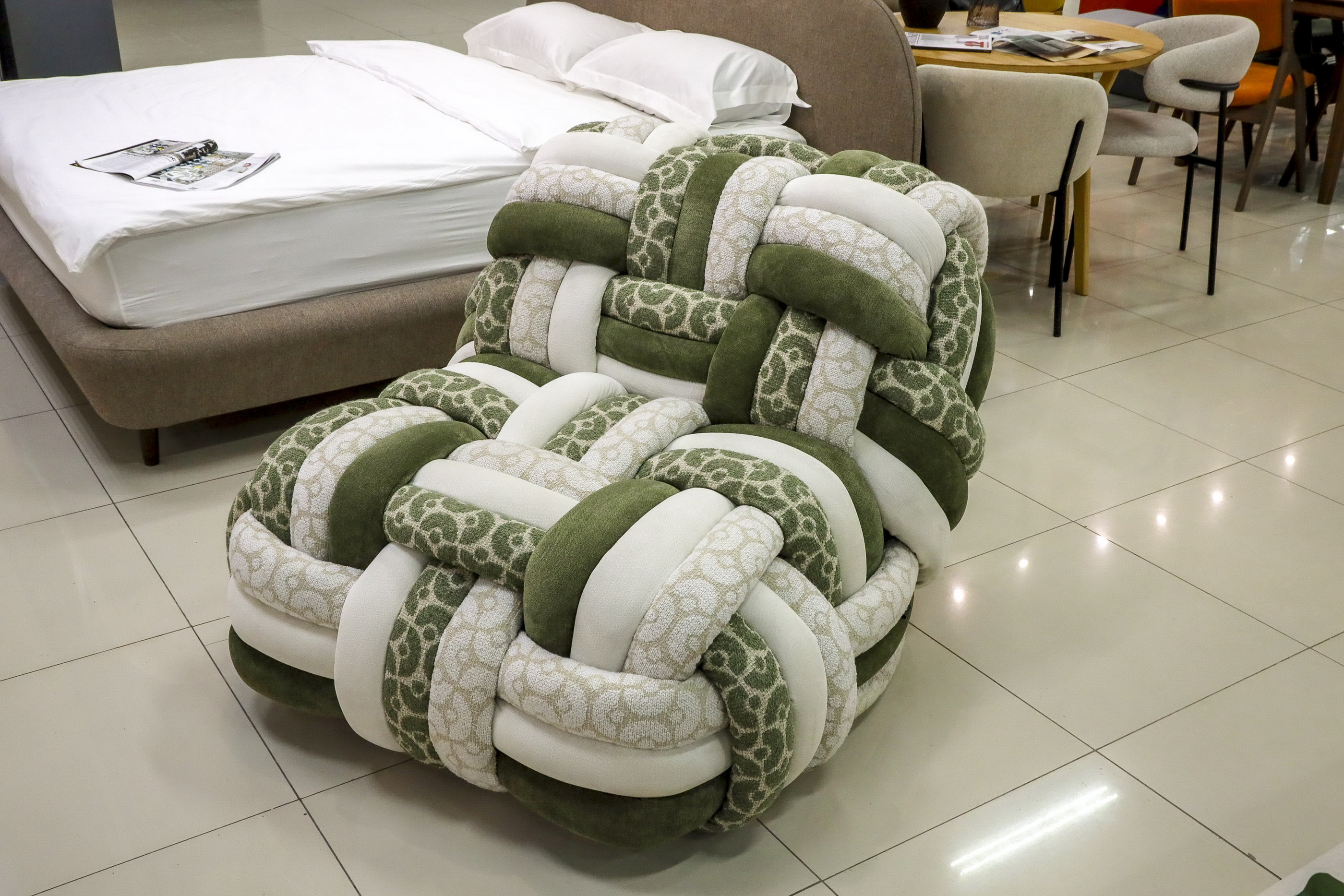 Цепляется глаз: плетёное кресло-клубок создали новосибирцы