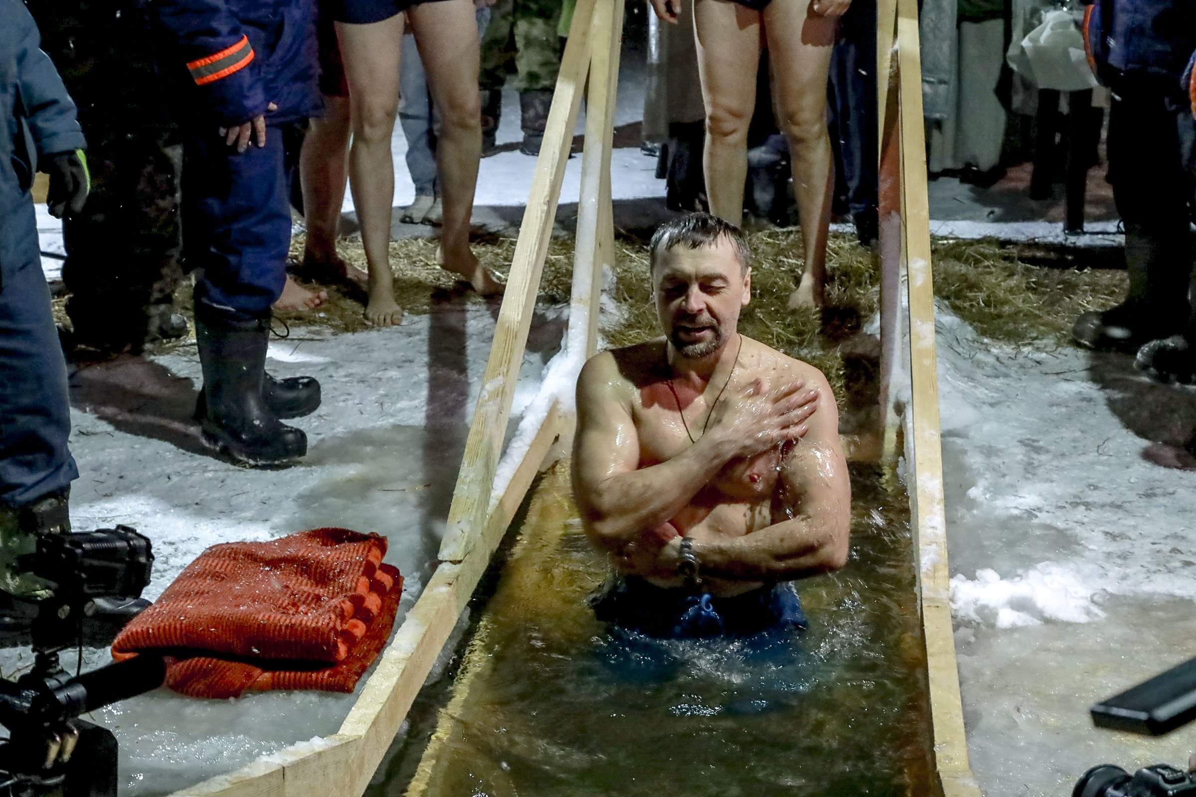 Врач из Новосибирска рассказала, кому опасно погружаться в прорубь