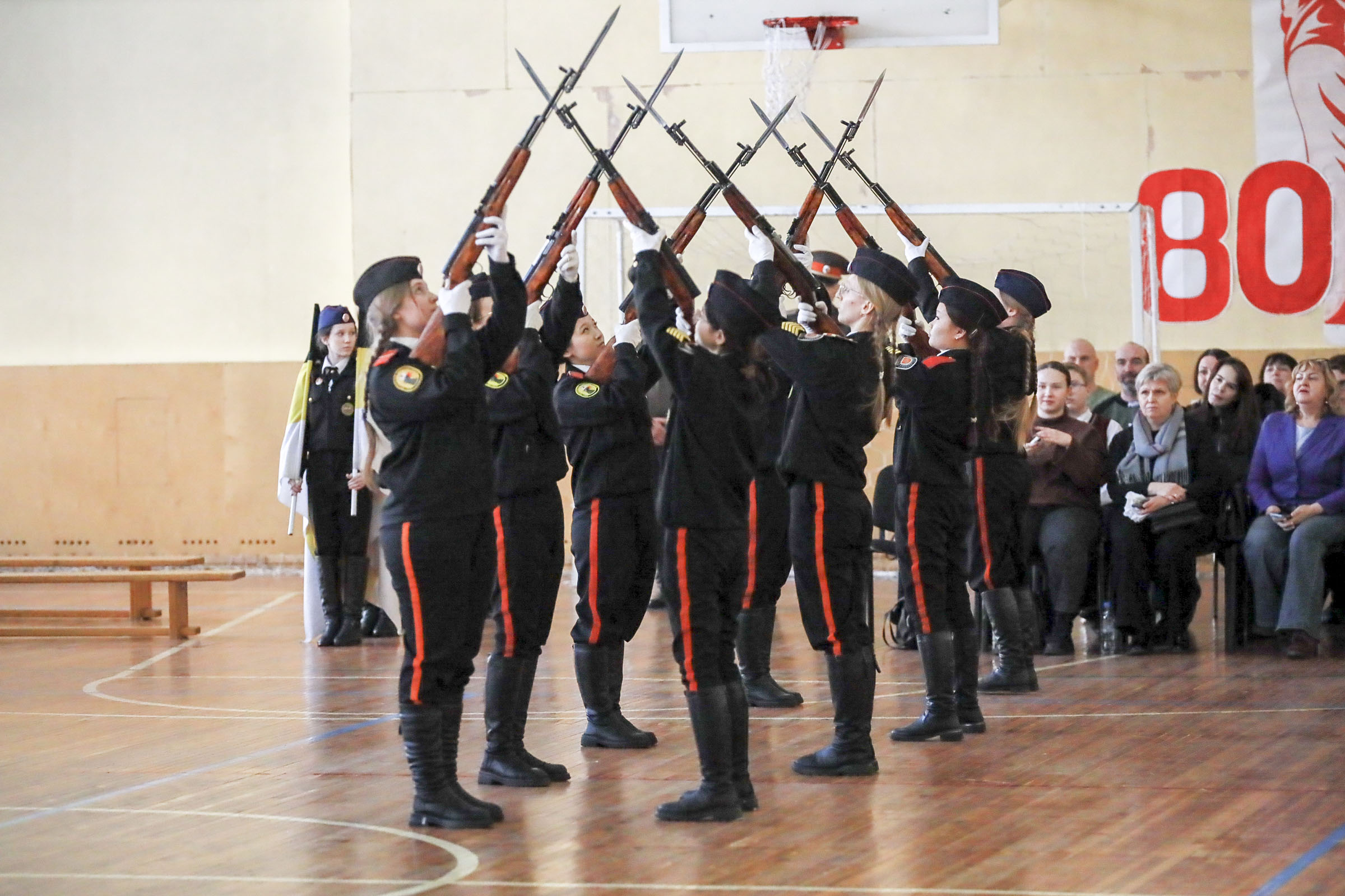 Подростки показали строевую выучку на смотрах в «Тёплом доме»