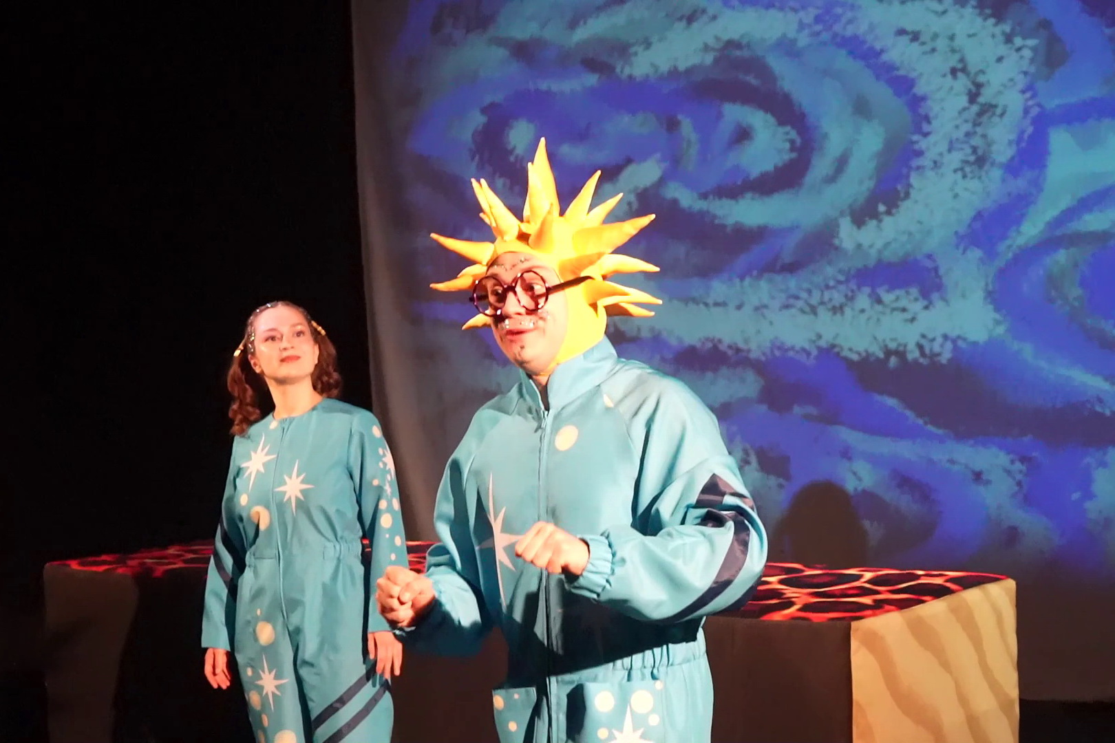 Культурный Новосибирск: спектакль об эволюции и выставка о Сикоруке