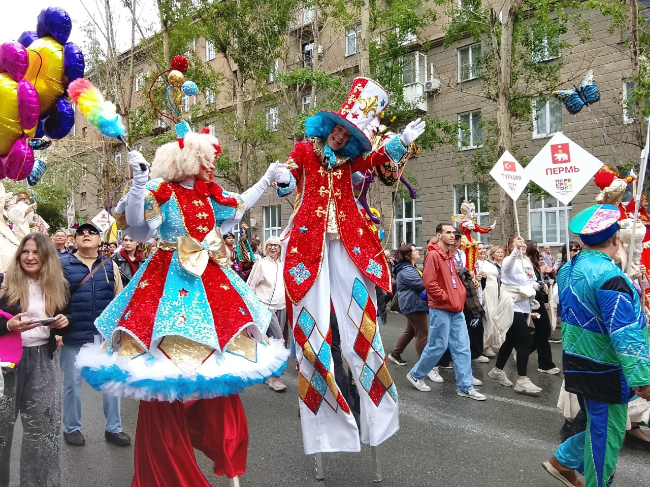 Куклы и великаны на ходулях открыли театральный фестиваль в Новосибирске
