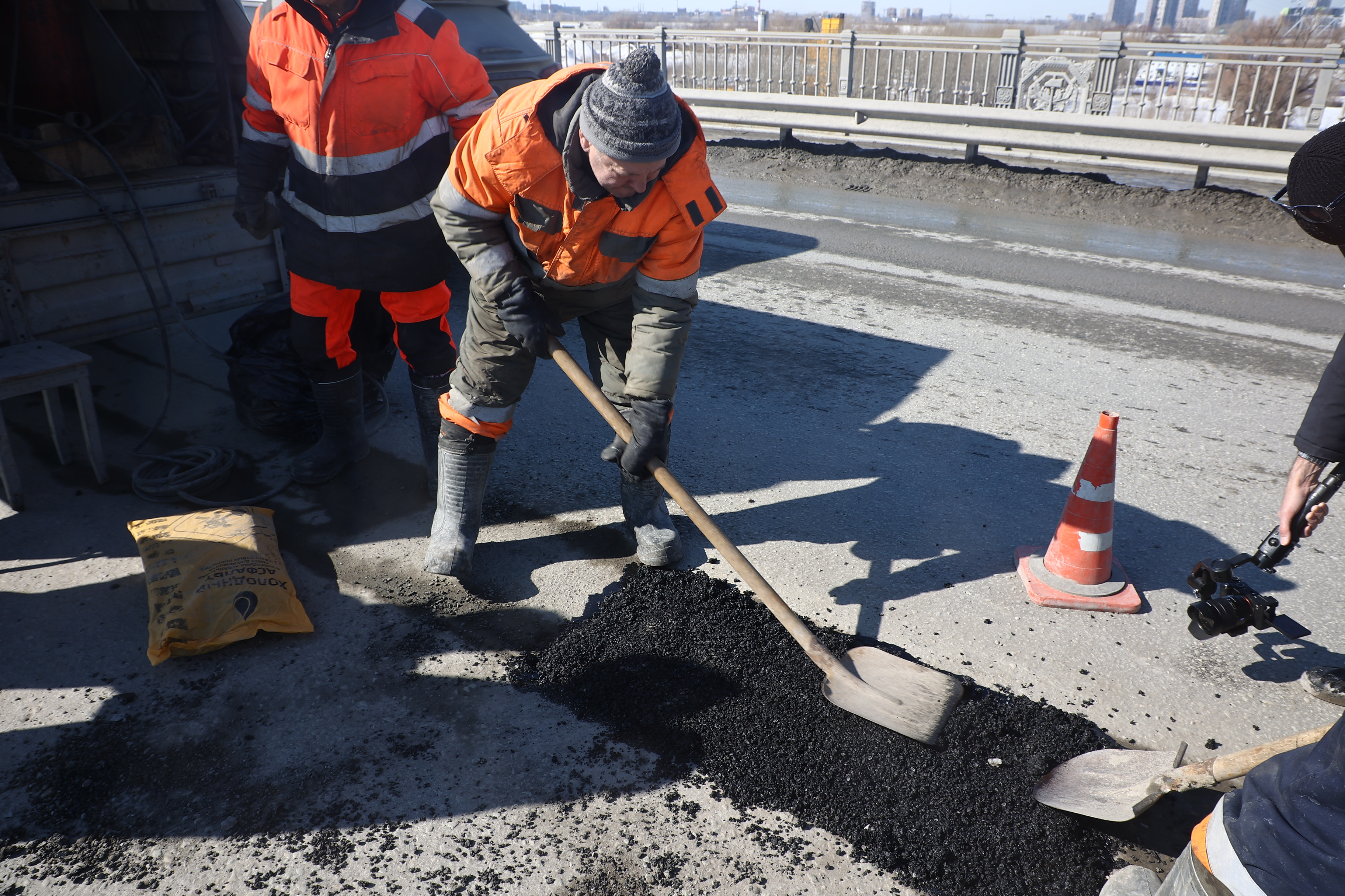 Возникшие после зимы выбоины латают на Октябрьском мосту в Новосибирске
