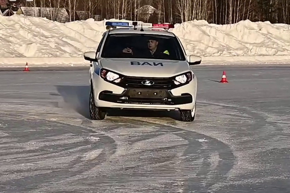 Водительское мастерство показали военные автоинспекторы в Новосибирске