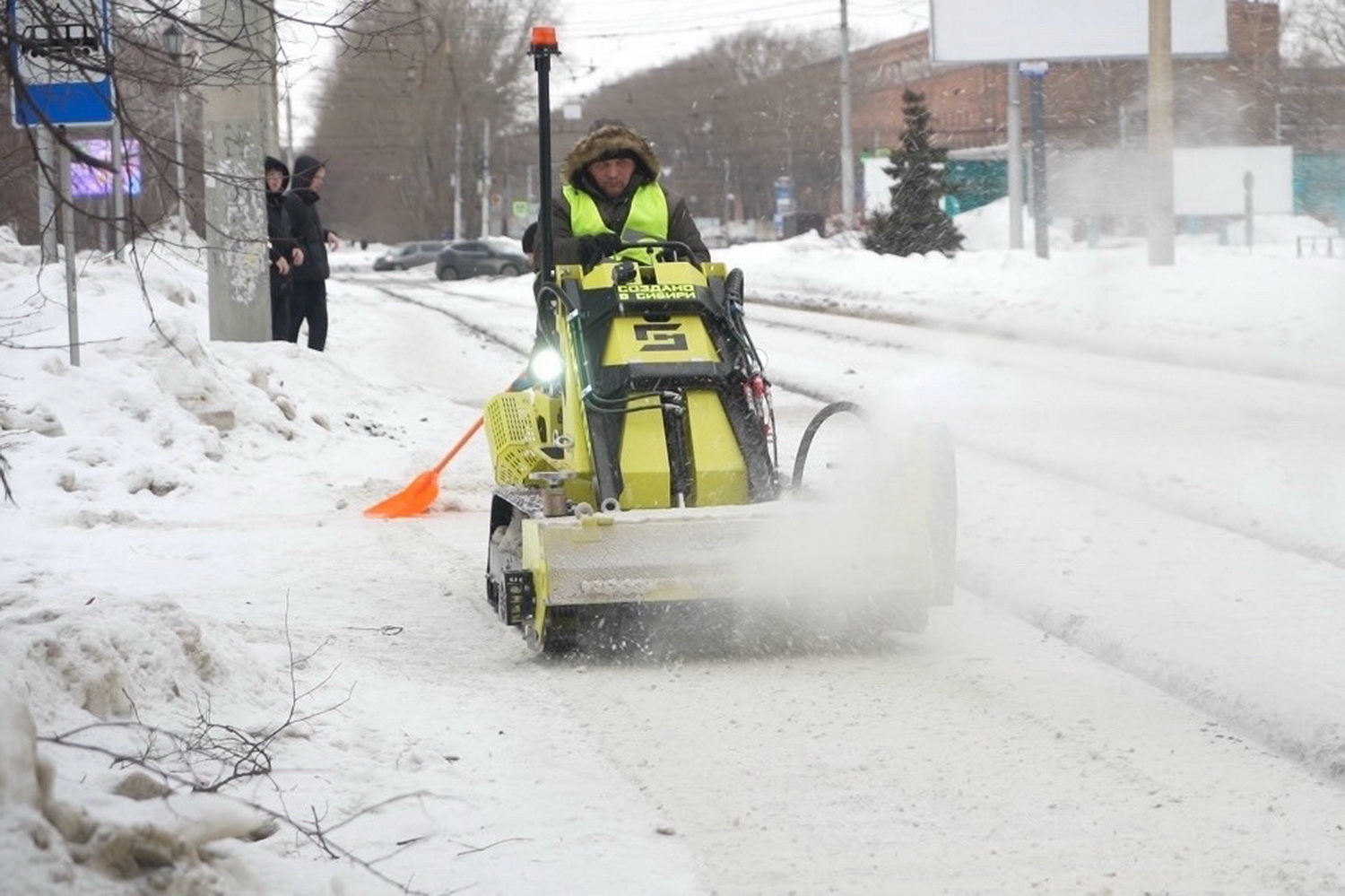 По катку стальным ножом: новый ледоруб тестируют в Новосибирске