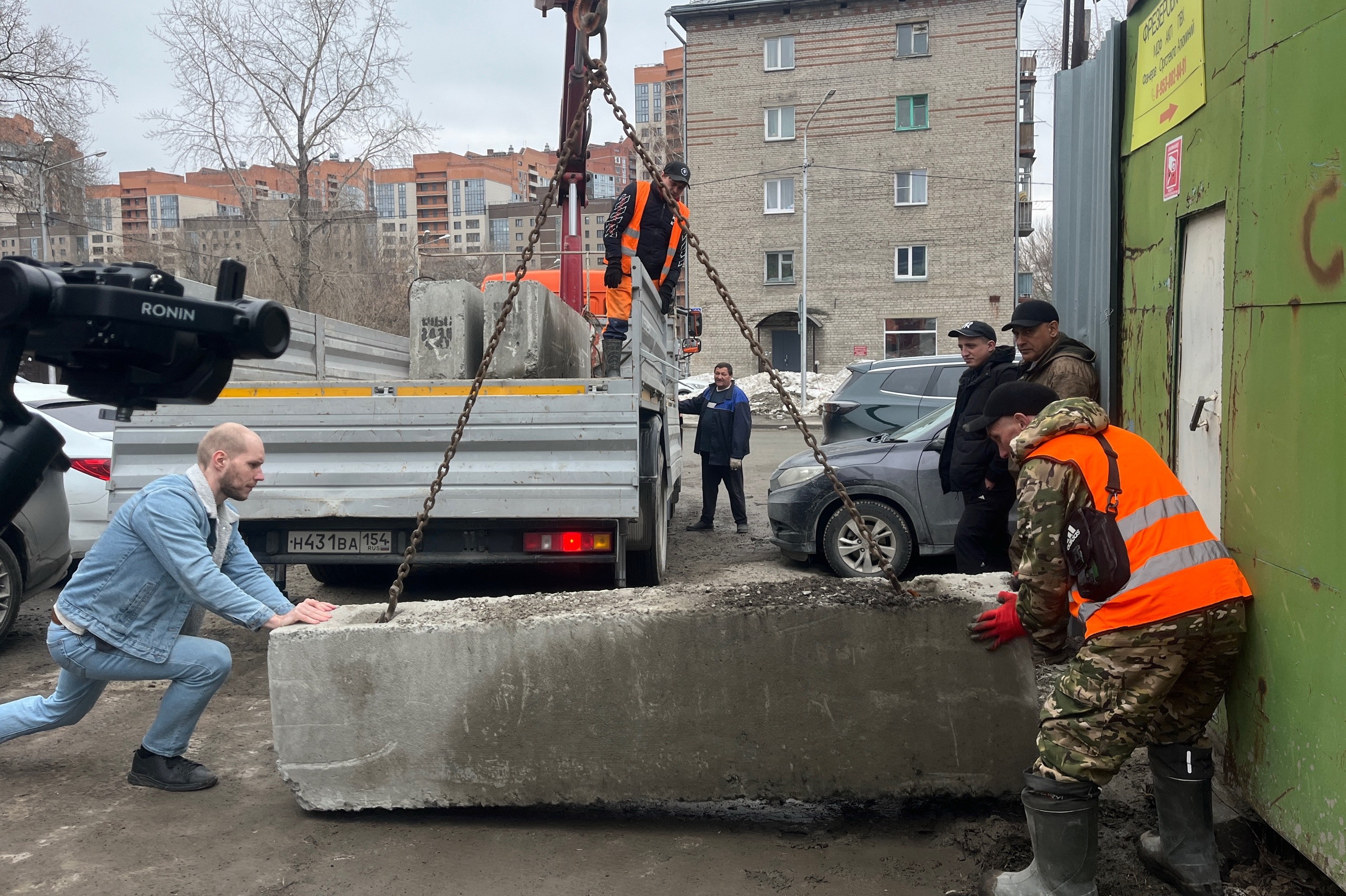 Бетонными блоками преградили въезд на нелегальную СТО в Новосибирске