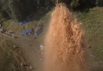 Фонтан из 10 000 литров кока-колы устроил новосибирский блогер