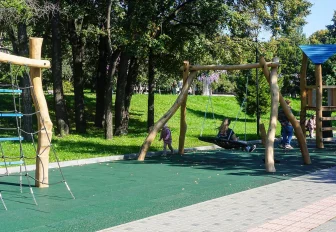 Обновлённую детскую площадку открыли на Михайловской набережной