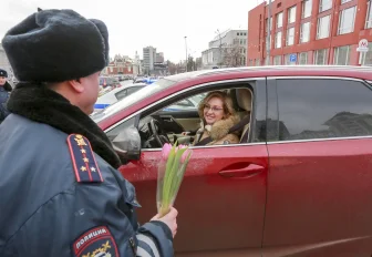 Цветы вместо штрафа: инспекторы ГАИ поздравили женщин-водителей