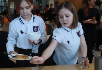 Щи и суворовская каша: как кормят в лучшей школьной столовой Новосибирска